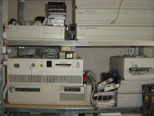 [image: yet another small part of the left wall shelves]