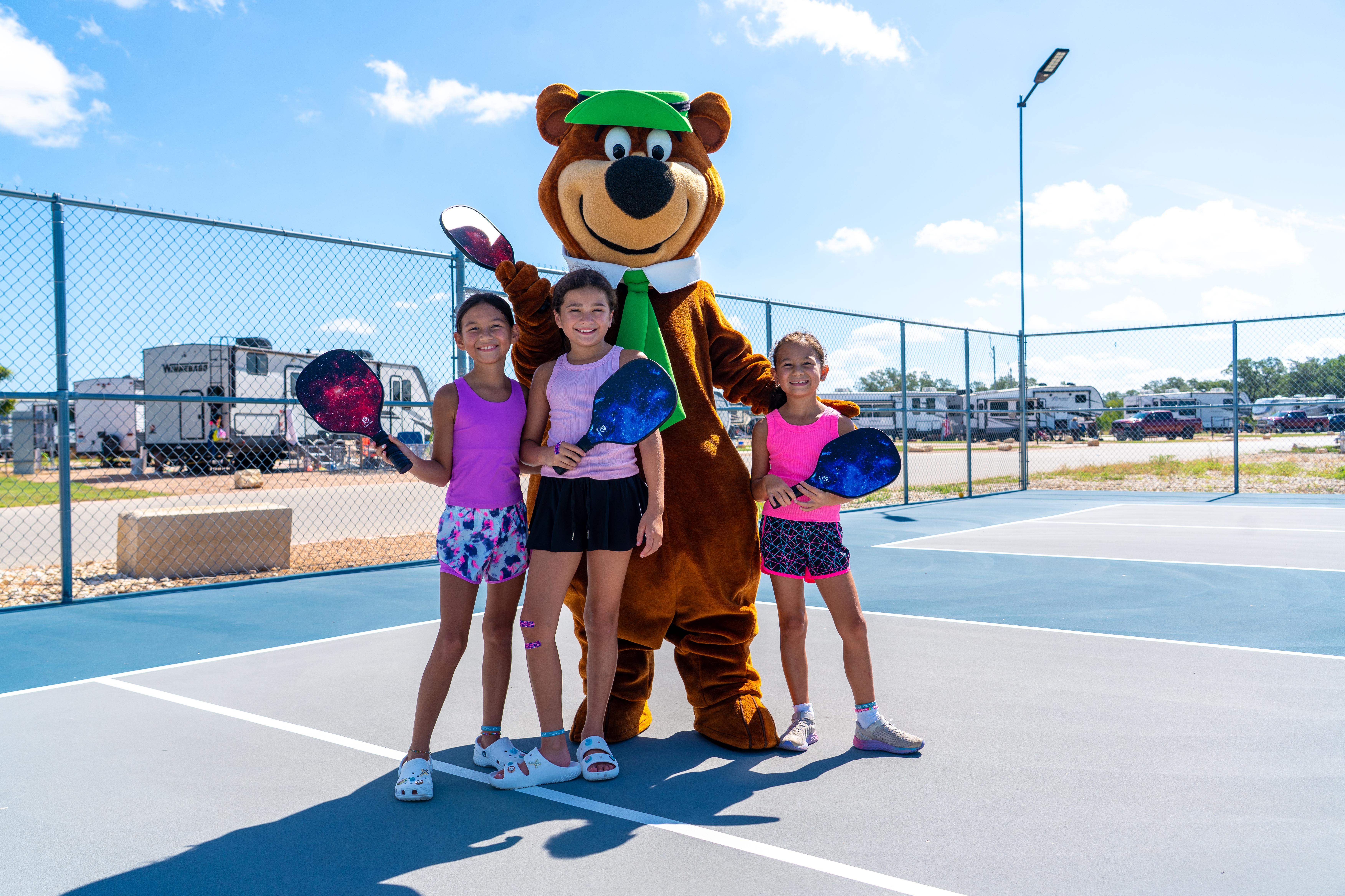 Yogi Bear ™ Holiday Picnic