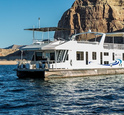 How Far Can a Houseboat Travel: Ultimate Guide to Distances Explored