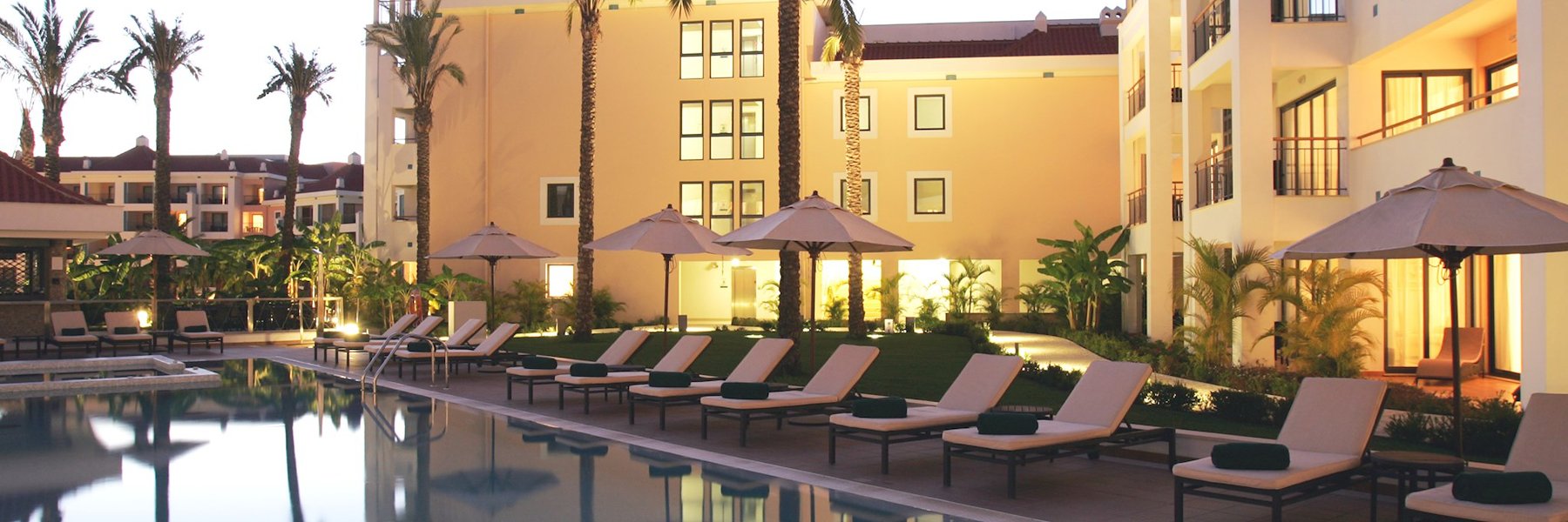 Relaxar debaixo do guarda-sol no As Cascatas Resort & Spa Vilamoura, Quarteira