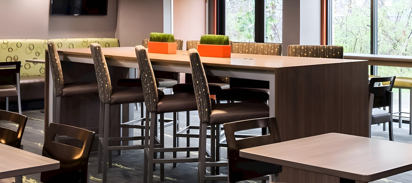 Modern dining area at Wingate by Wyndham in Columbia, Missouri.