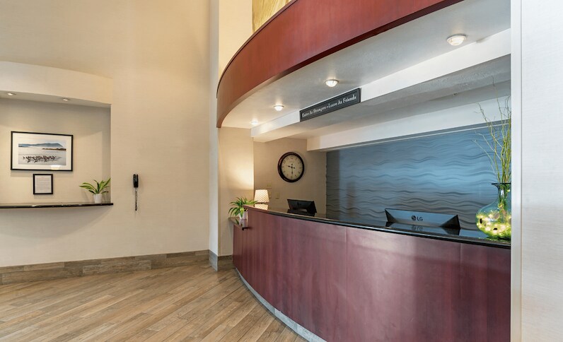 Best Western Plus Ocean View Resort Waiting Area