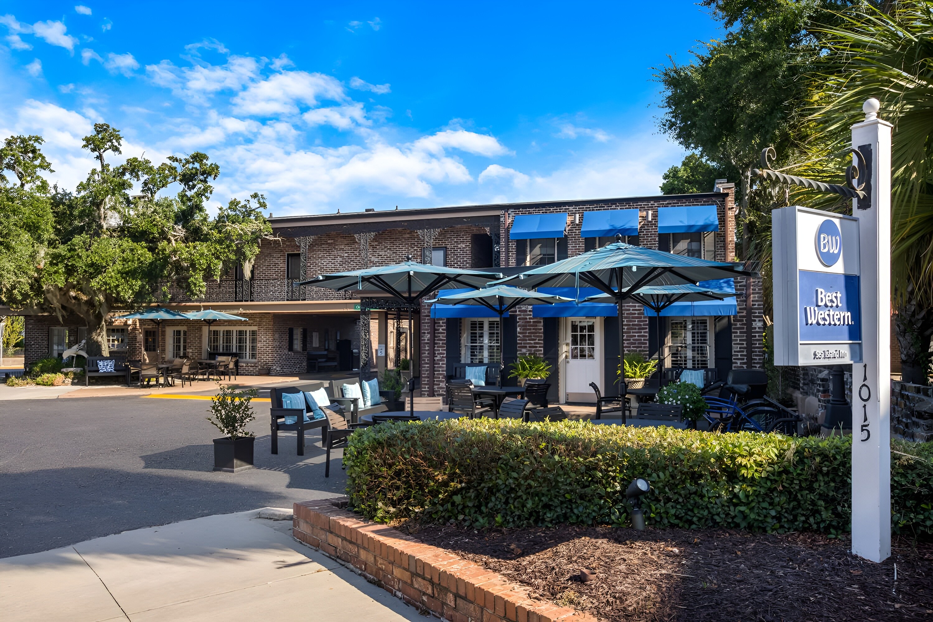 Exterior view of Best Western Sea Island Inn with outdoor seating, Beaufort, South Carolina