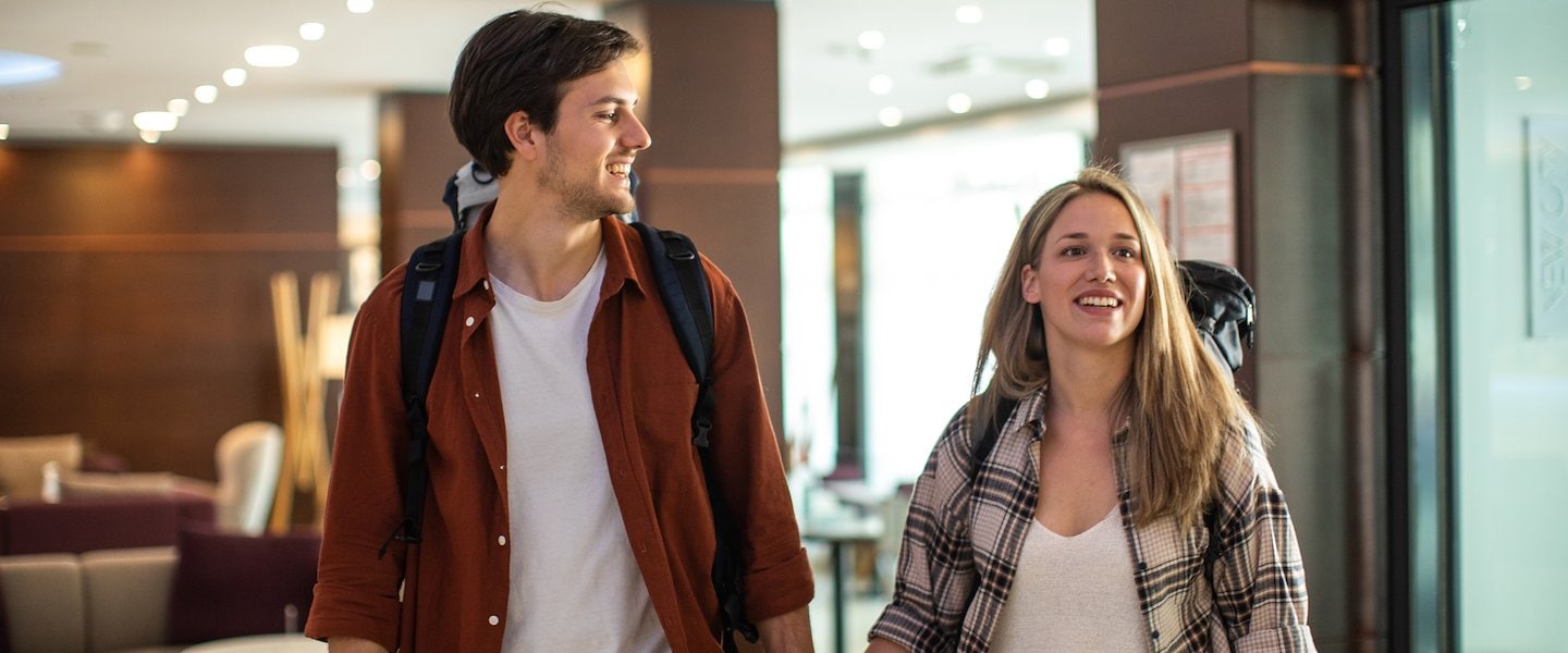 hombre y mujer en lobby be la sierra