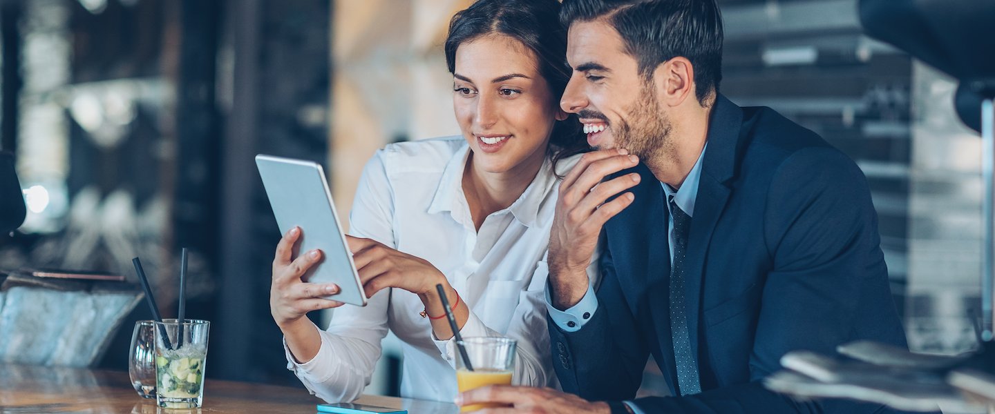 mujer y hombre usando tablet en bh el poblado