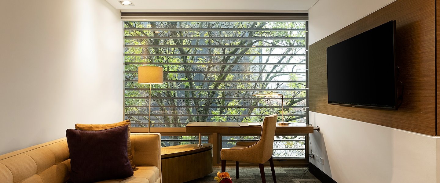 Escritorio y sala de habitación en EK Hotel 