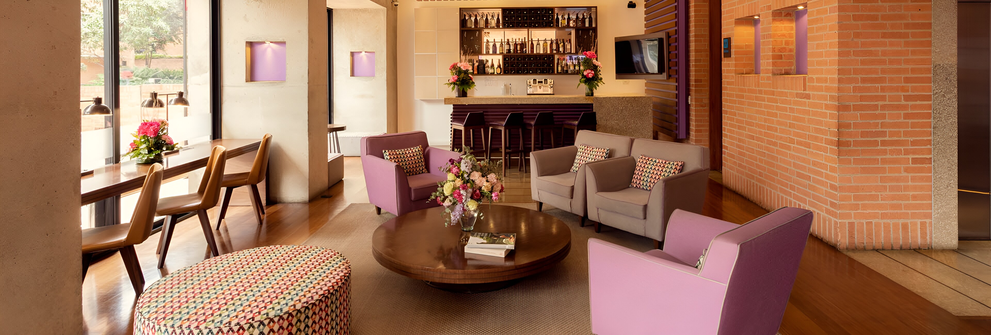 Área de lobby y bar, bh Hoteles Colombia 