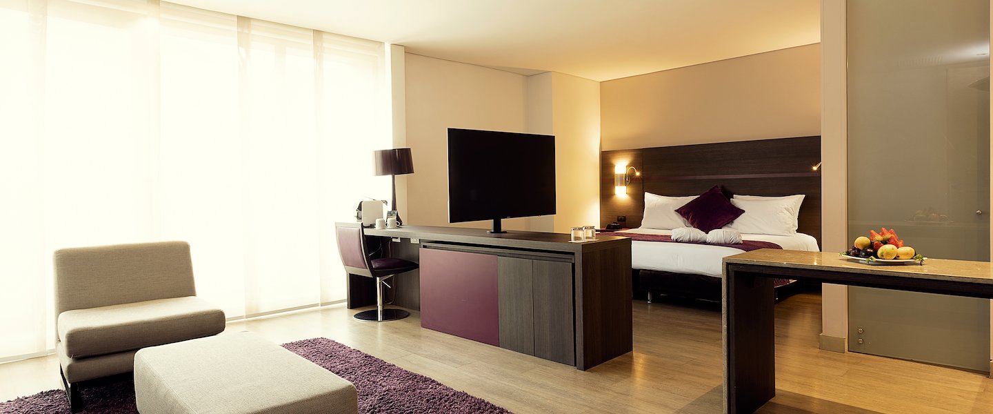 Habitación con cama king y escritorio en Mercure bh Zona Financiera 