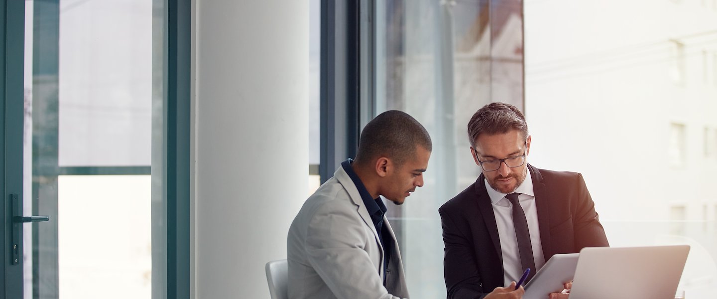 En bh Poblado, cada encuentro corporativo se desarrolla en espacios que combinan diseño contemporáneo, comodidad y adaptabilidad