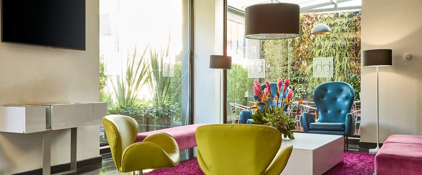 Sala de estar en el lobby de un hotel, bh hoteles Colombia 