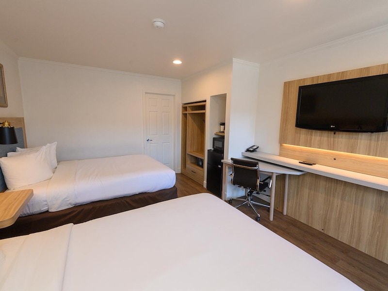 Queen Queen Accessible Room at Blu Pacific Hotel, California - 1
