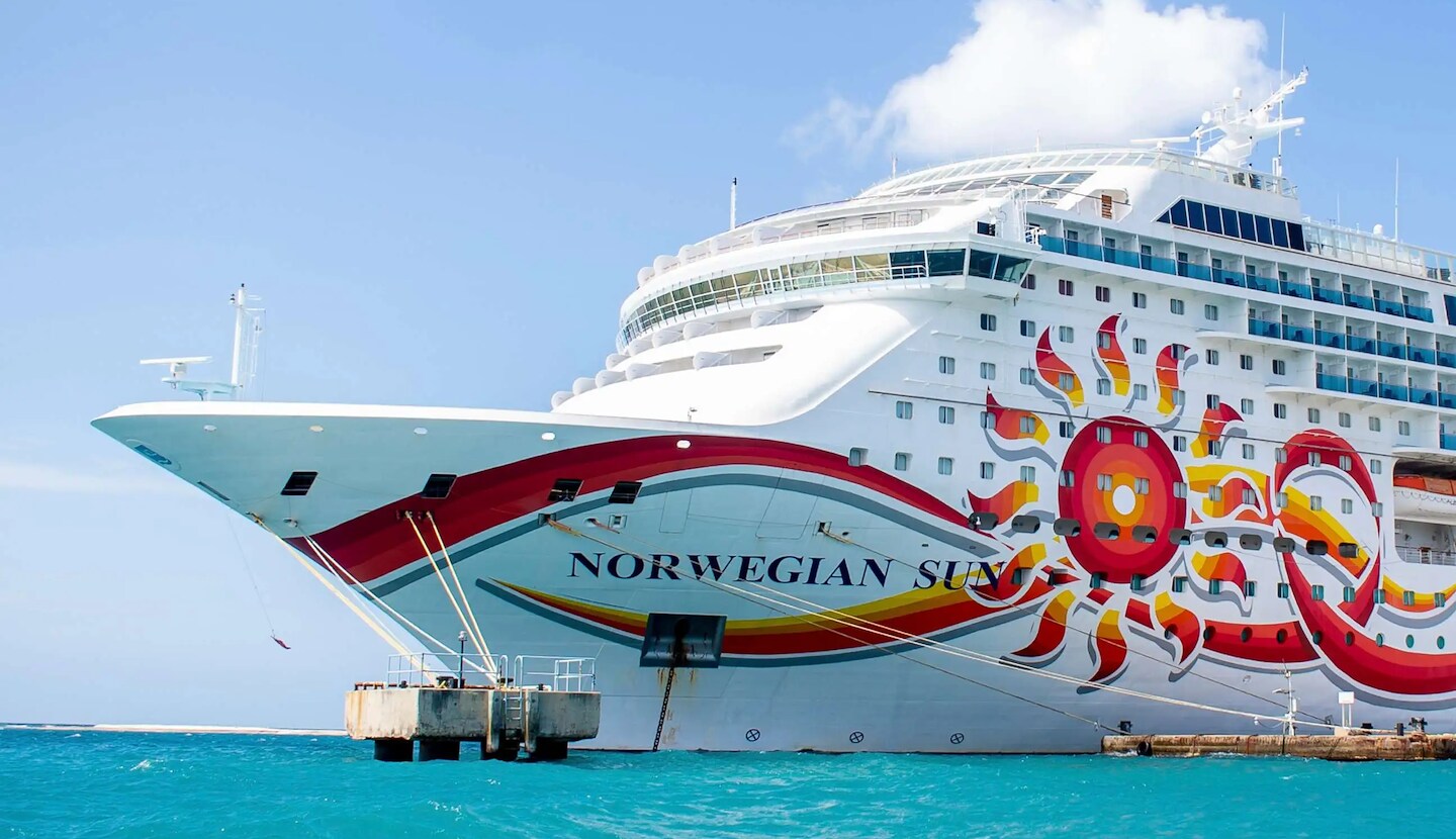 Norwegian Sun Cruise Ship Offered by Shore Excursions in Roberts Hawaii, Honolulu, HI, USA