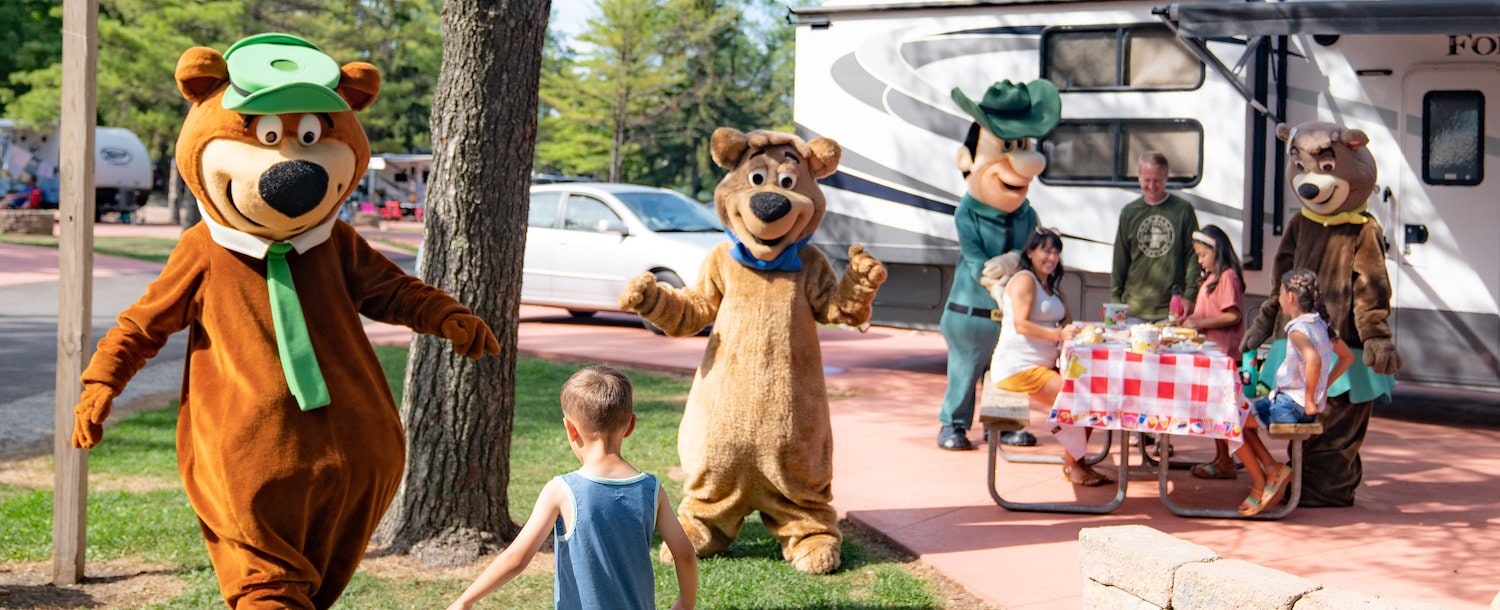 Character Interactions at Jellystone Park™ Warrens