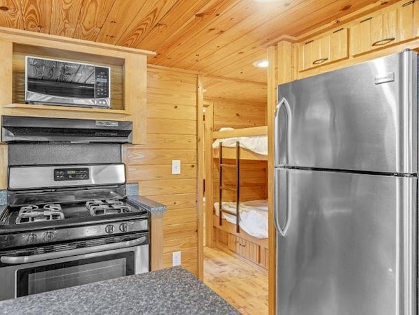 Deluxe South Shore Cindy Cabin - 1