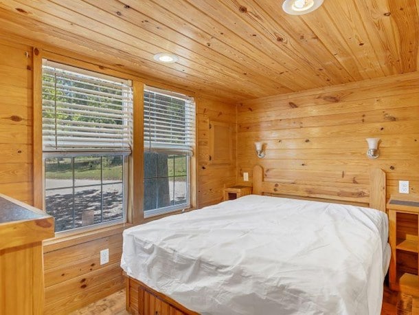 Deluxe South Shore Cindy Cabin - 2