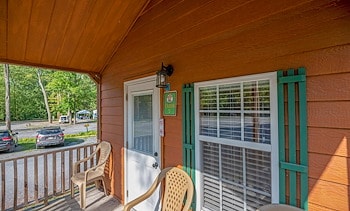Lodging at Jellystone Park Lake Charles