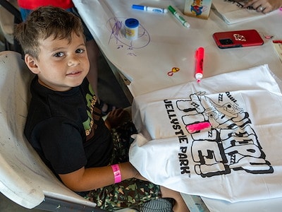 Souvenir pillowcase to color and fabric markers