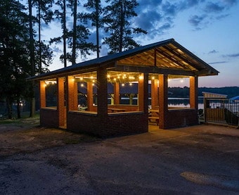 Cindy Bear Pavilion at Jellystone Park™ Warrens
