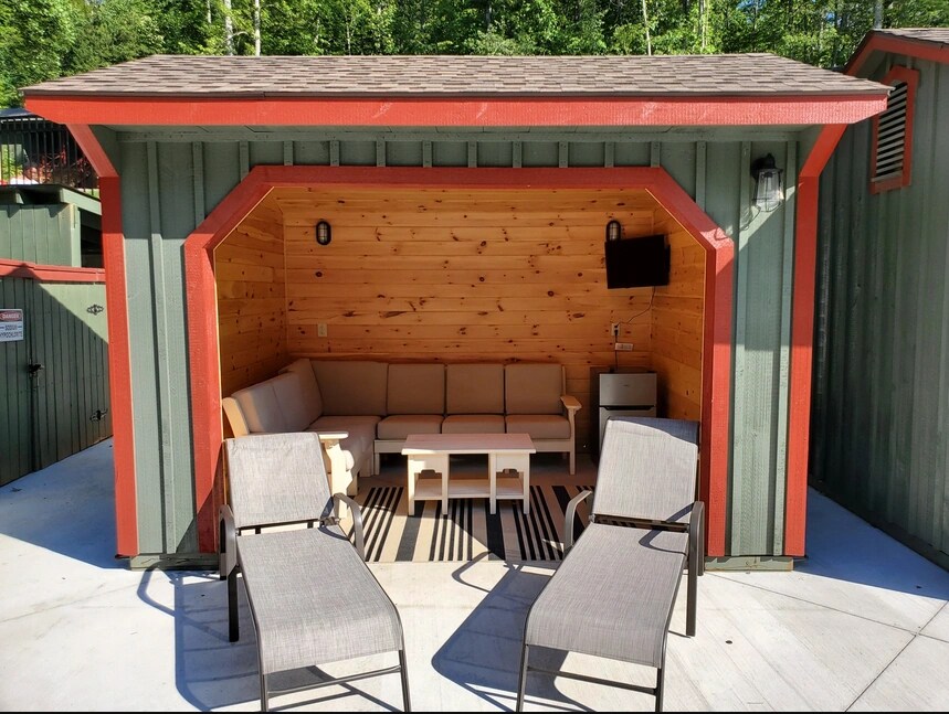 Pool Cabana Rental at Jellystone Park™ Golden Valley