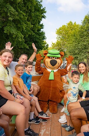 Character Interactions at Jellystone Park™ Lakes Region