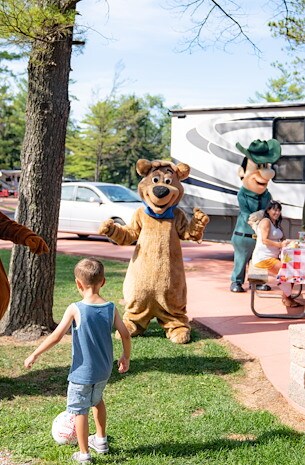 Character Interactions at Jellystone Park™ Niagara Falls