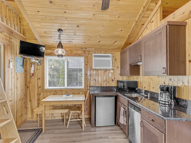 Rustic Deluxe Cabins - 3