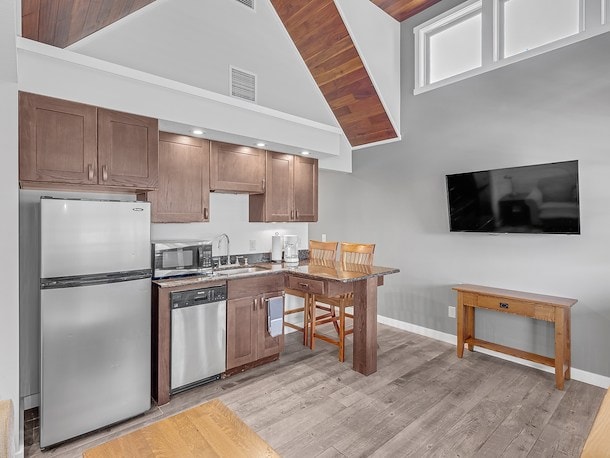 White Cedar Chateau - 2