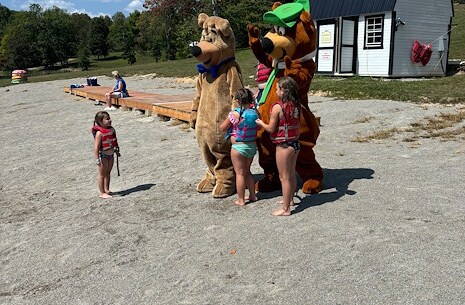 Character Interactions of Jellystone Park™ Hocking Hills