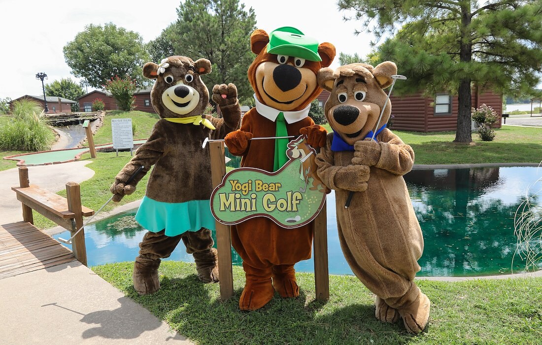 Putt, aim, and conquer each hole on the mini golf course!