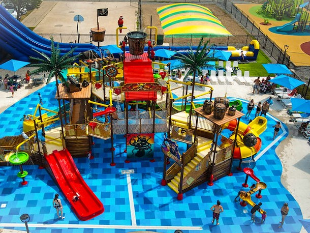 Giant Water Dump Bucket in Jellystone Park™ Niagara Falls