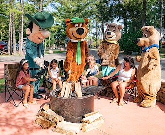 Community Fire Pit at Jellystone Park™ Niagara Falls