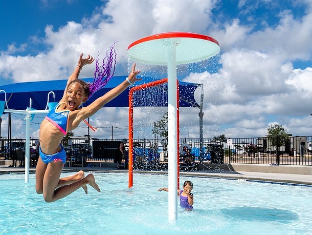Splash features in outdoor pool