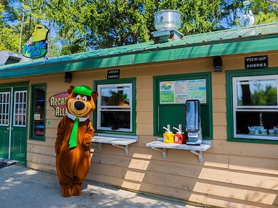 Pic-a-Nic Basket at Jellystone Park Caledonia, WI