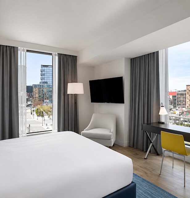 1 King Corner Mobility Accessible with Bathtub at Canopy by Hilton Boston Downtown - 5