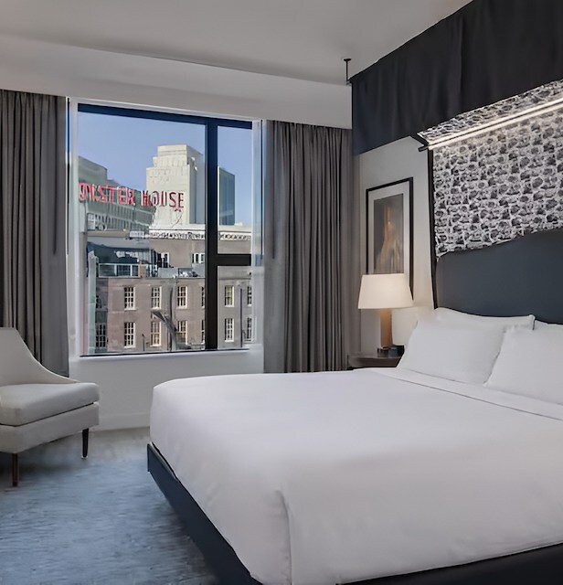 1 King Corner Mobility Accessible with Bathtub at Canopy by Hilton Boston Downtown - 7