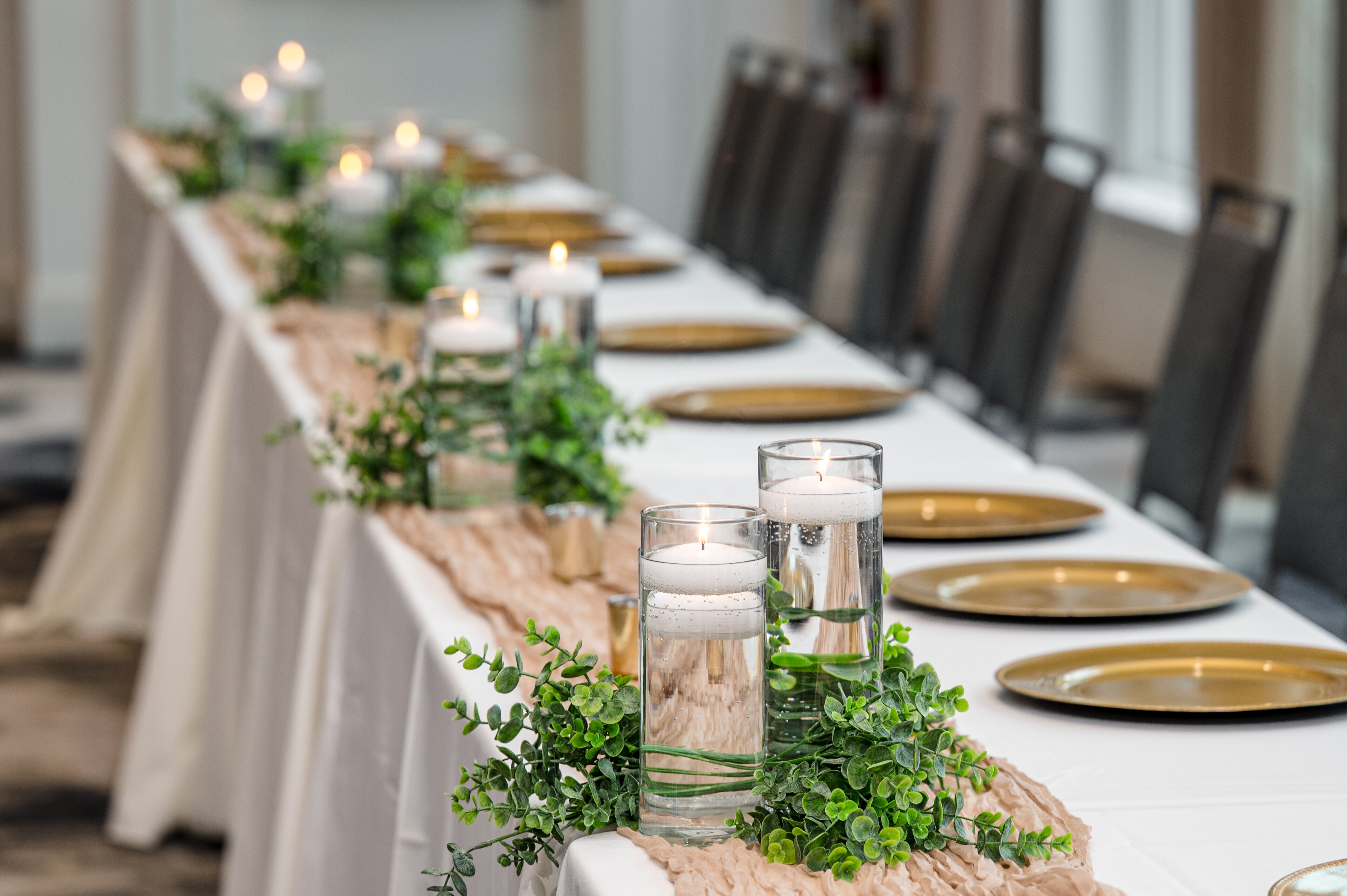 Elegant banquet table with gold plates at Ohioan Hotel, Lewis Center