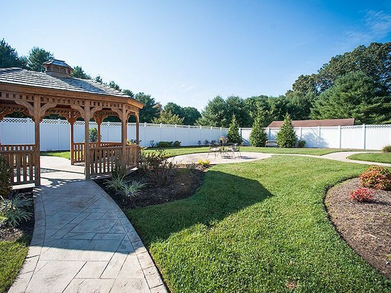 Outdoor courtyard at Commonwealth Senior Living at Hillsville.