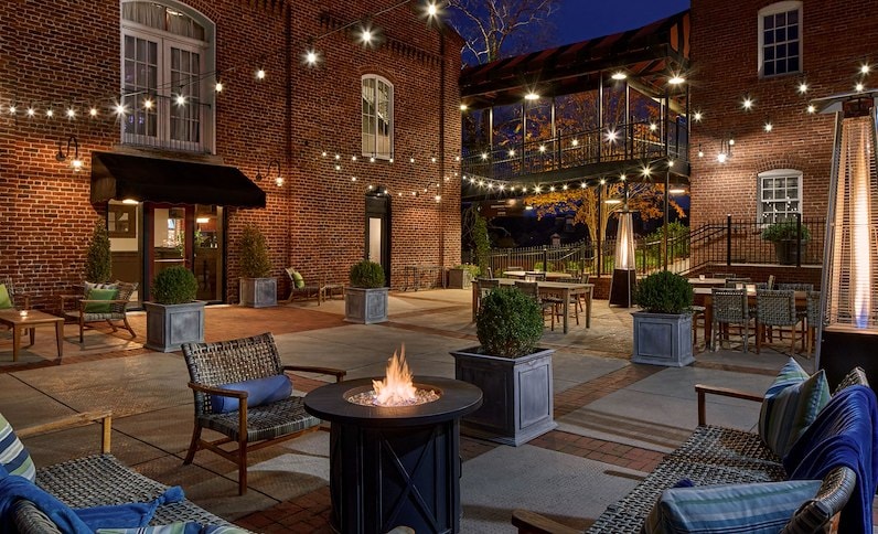 Outdoor patio at Shoemakers American Grille