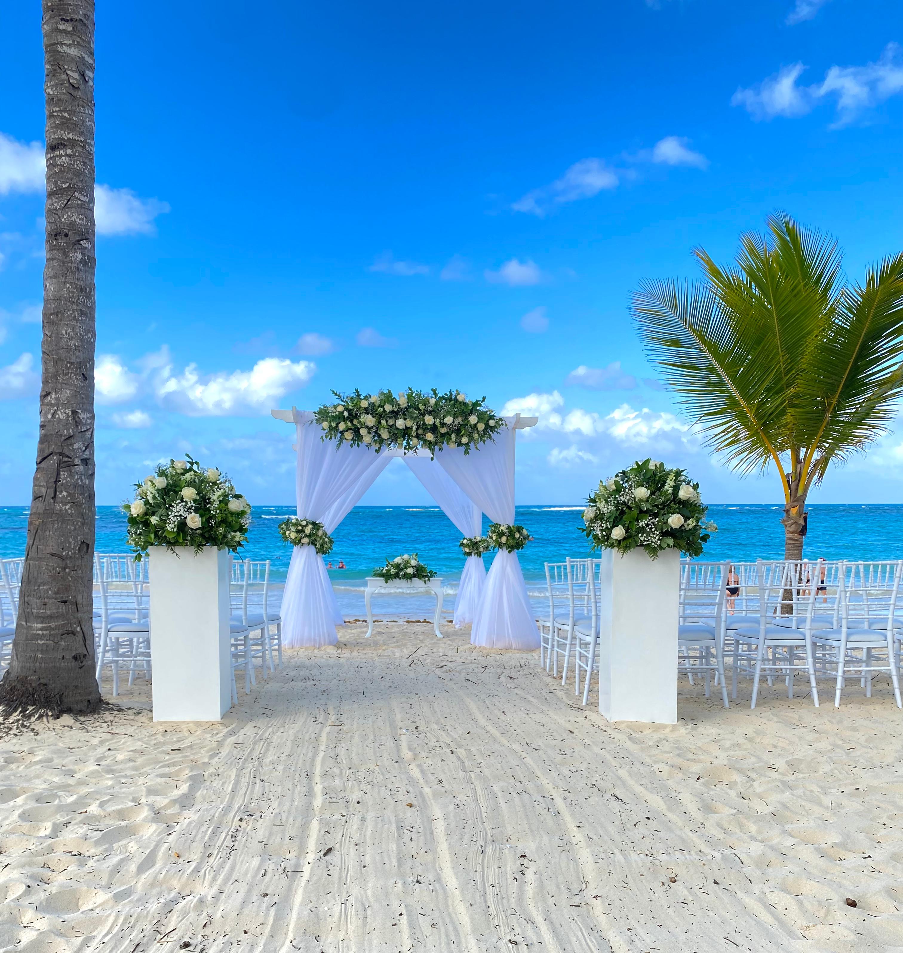 Todo Viajes Guadalajara - Reserva en los hoteles RIU Cancún, Costa Mujeres  y Riviera Maya y recibe descuentos especiales🔥 en: • Golf • Spa • Paquete  de Bodas • Cena romántica •, image size:3024x3192