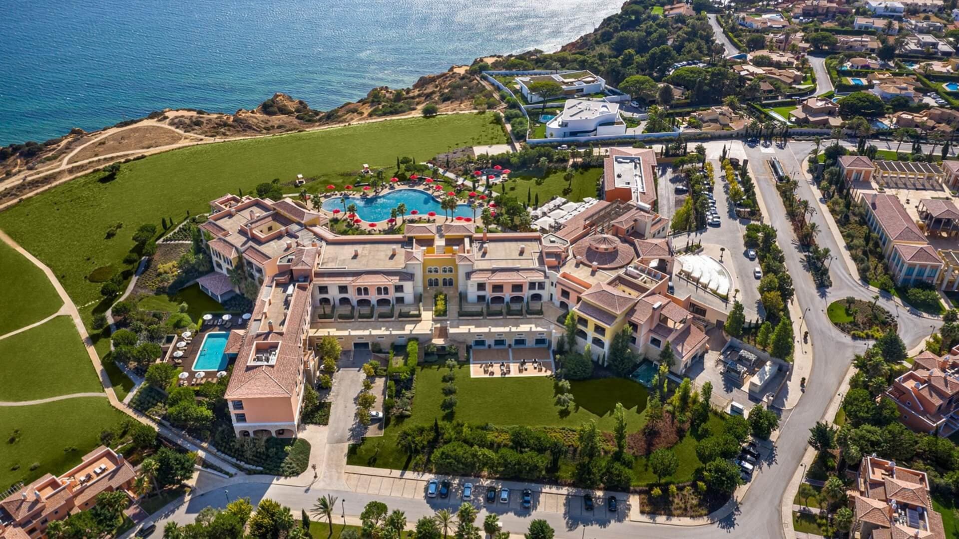Vistas Deslumbrantes da Costa Algarvia no Cascade Wellness Resort, Lagos