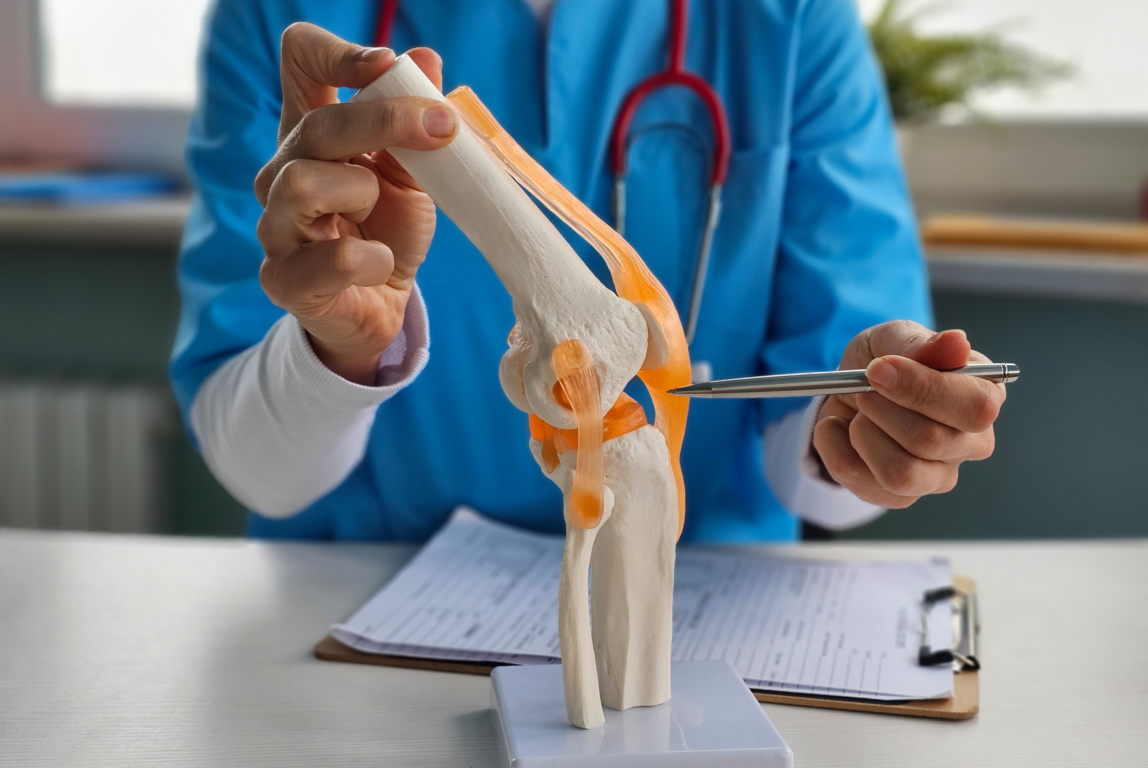 A doctor demonstrates knee joint anatomy at Brij Medical Centre, Kavi Nagar, UP.