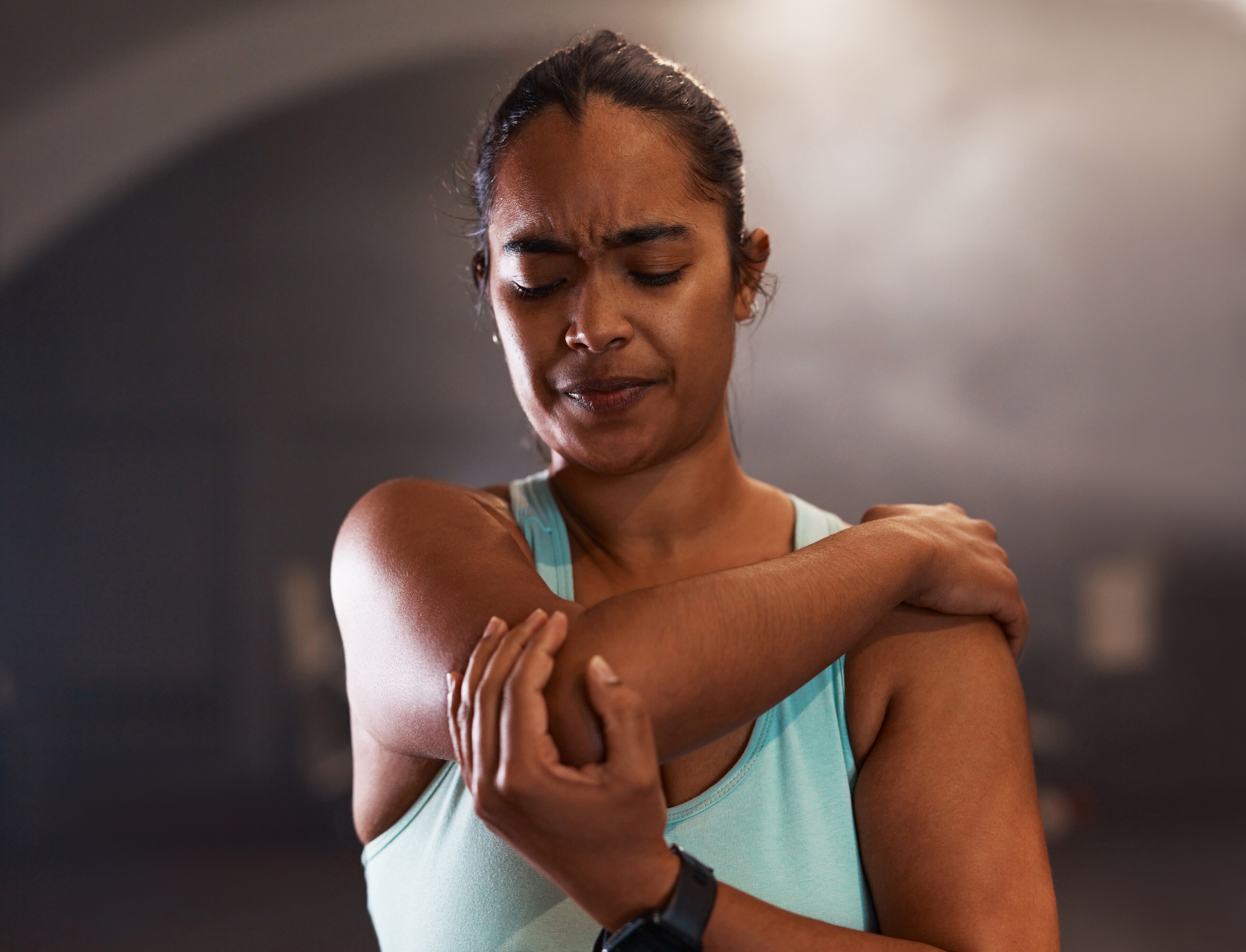 A woman at Brij Medical Centre in Kavi Nagar is holding her elbow in pain.