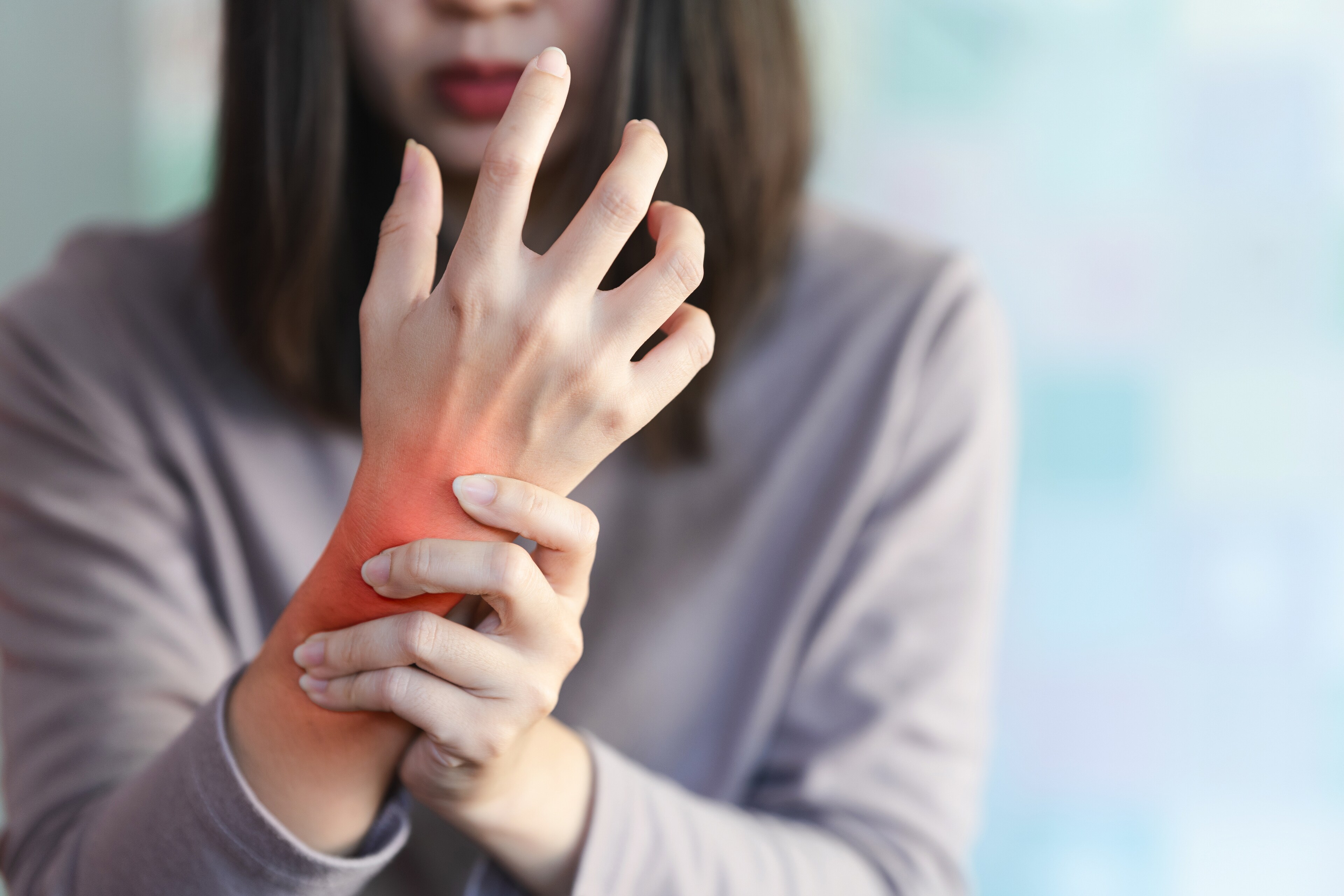 Women wrist pain from using the hands to work repetitively for a long time or from general diseases