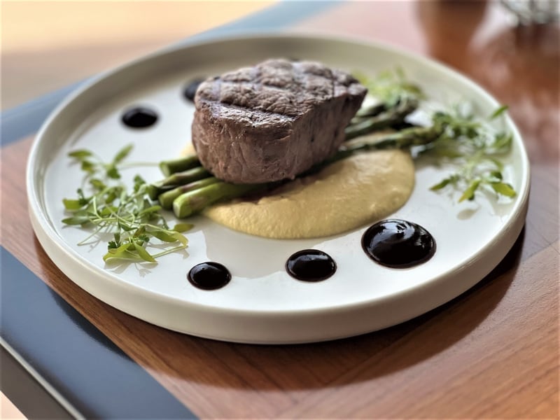 Filet with mashed potatoes and asparagus 