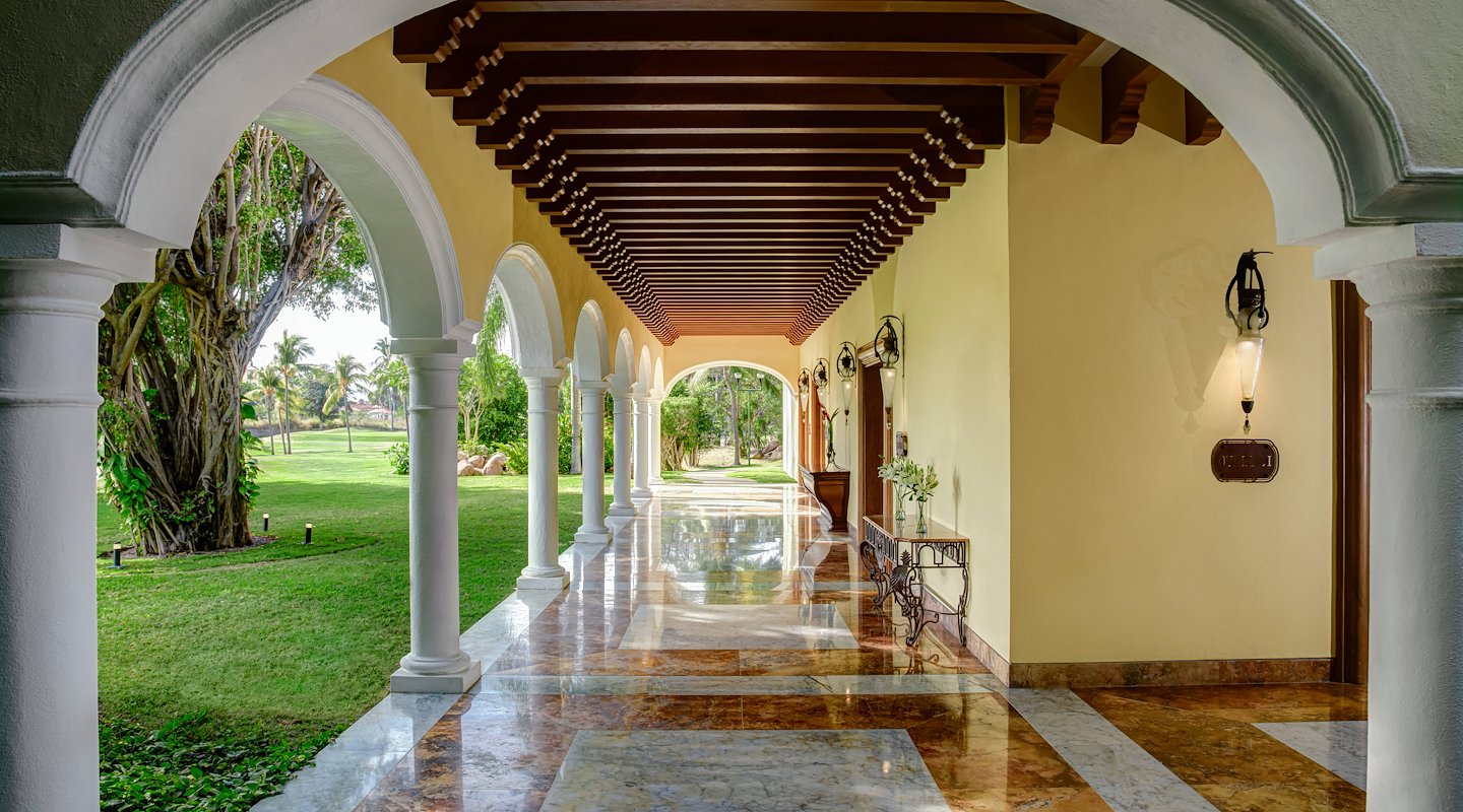 Pasillo amplio con arcos y columnas, Casa Velas, Puerto Vallarta, México
