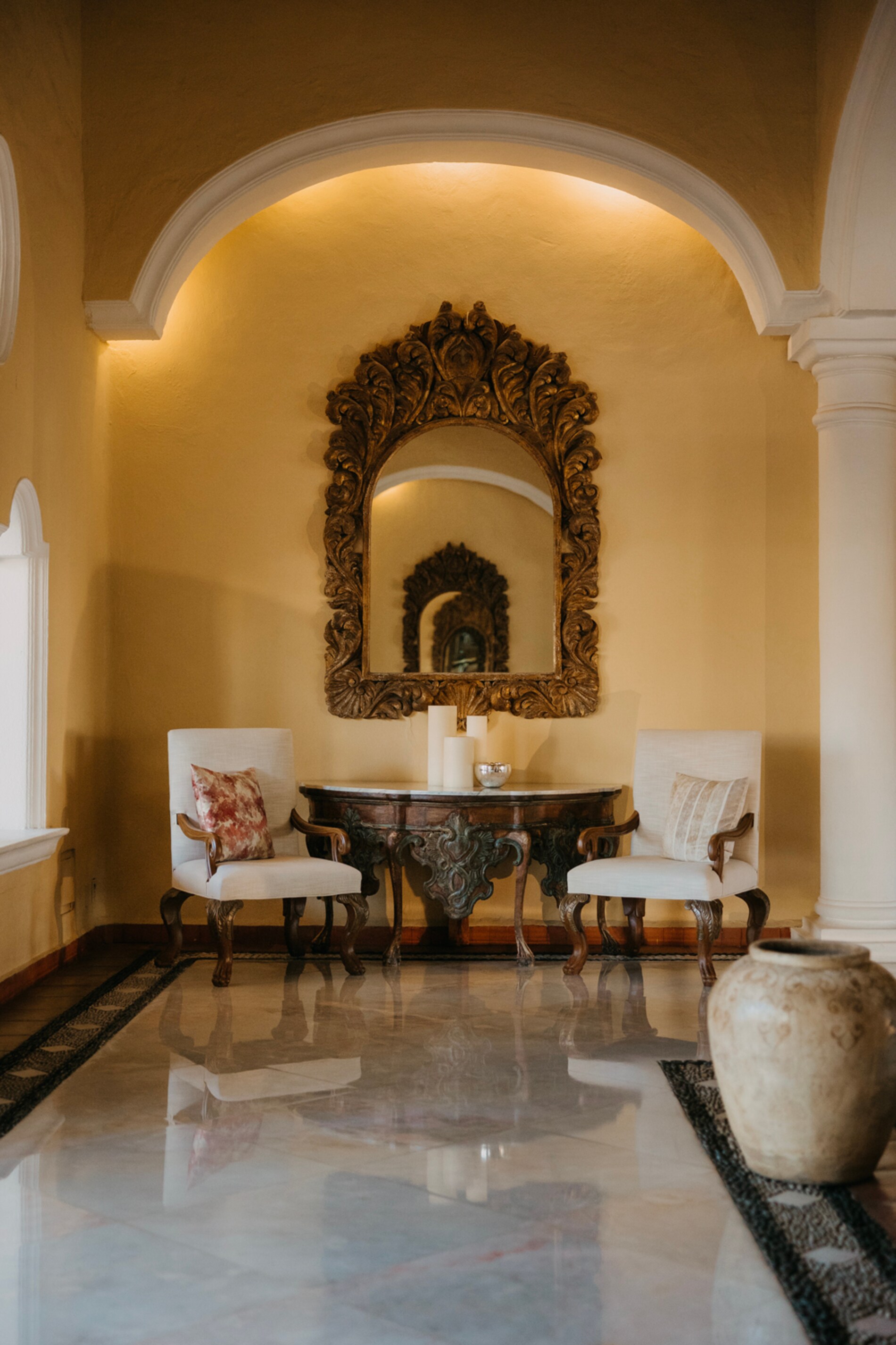 Habitación amplia con espejo grande y una mesa, Casa Velas, Puerto Vallarta, México