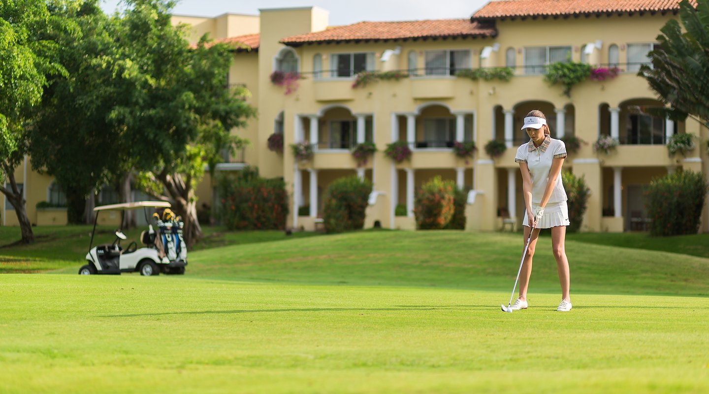 Mujer practicando en el campo de golf, Casa Velas, Puerto Vallarta, México
