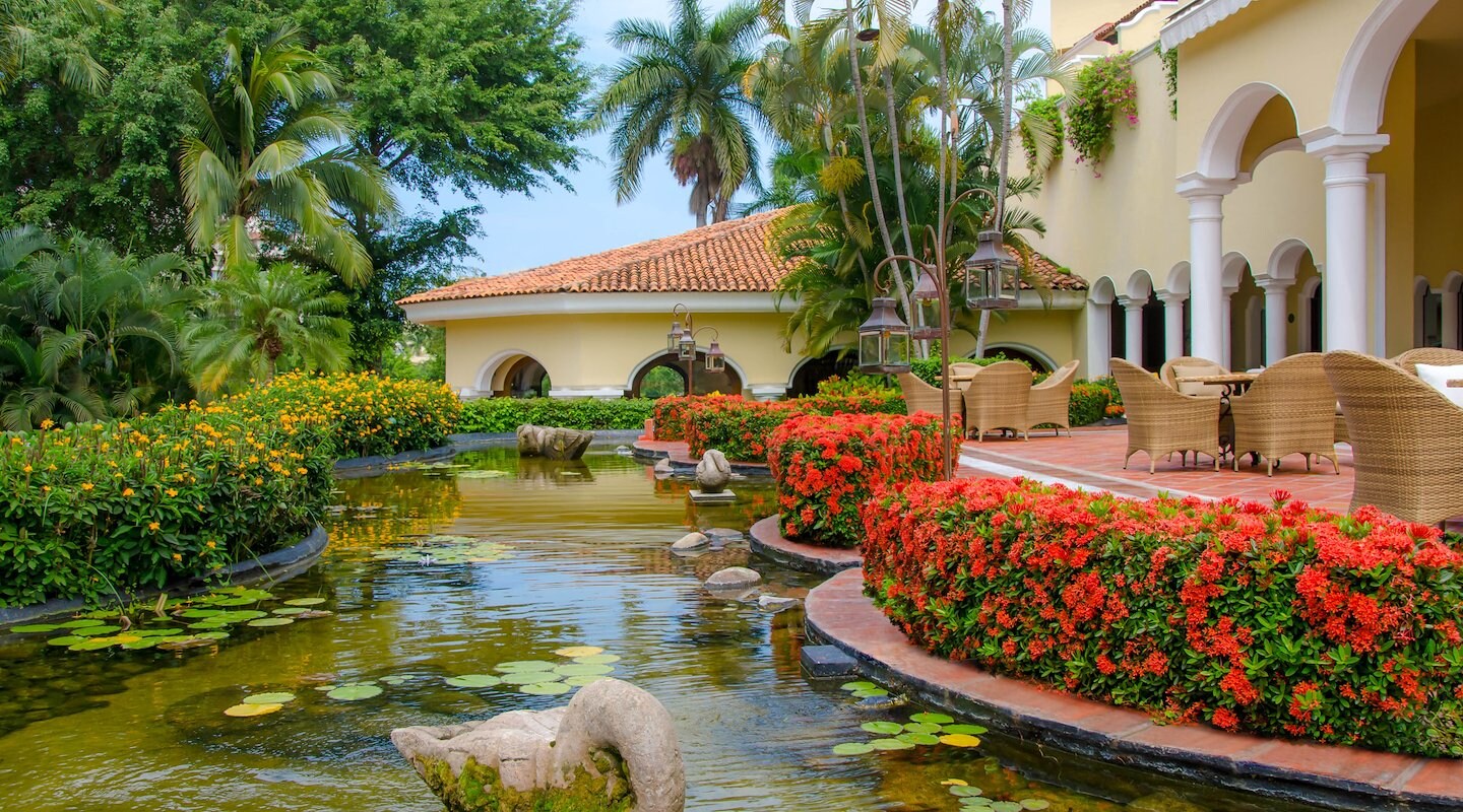 Exuberante jardín y vegetación alrededor de Casa Velas, Puerto Vallarta, México