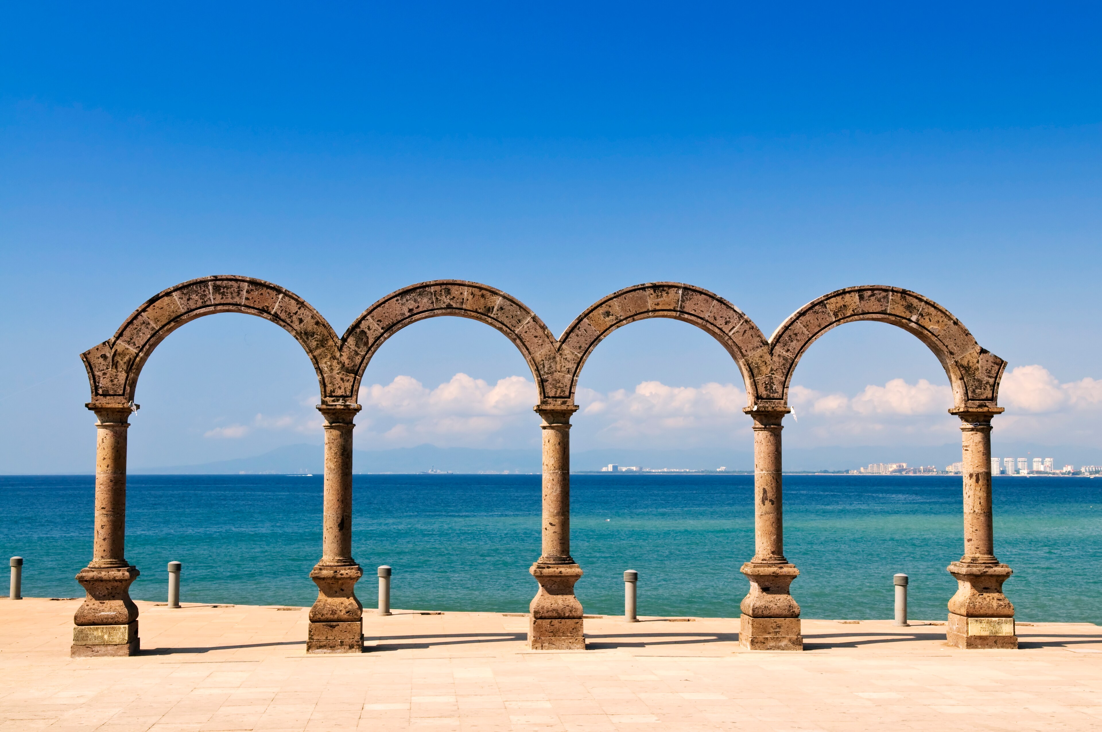 Tres arcos en la playa, México