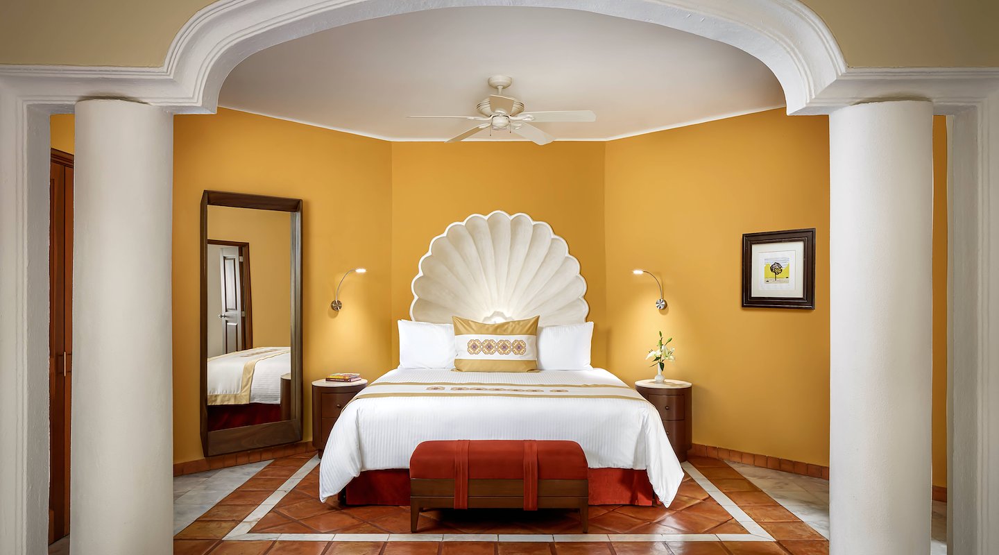 Recámara con cama y espejo, Casa Velas, Puerto Vallarta, México